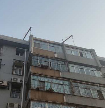 室外吊運機可用于低層樓房樓頂修繕.png